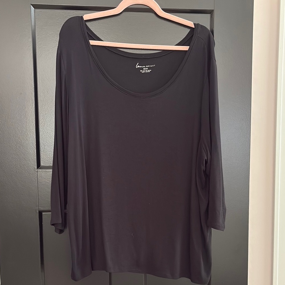 Lane Bryant Black Long Sleeve Oversized V-Neck Shirt.
5% Spandex. Size 22/24.